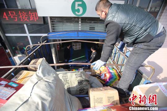 資料圖：工作人員正在給快遞包裹裝車。張云　攝